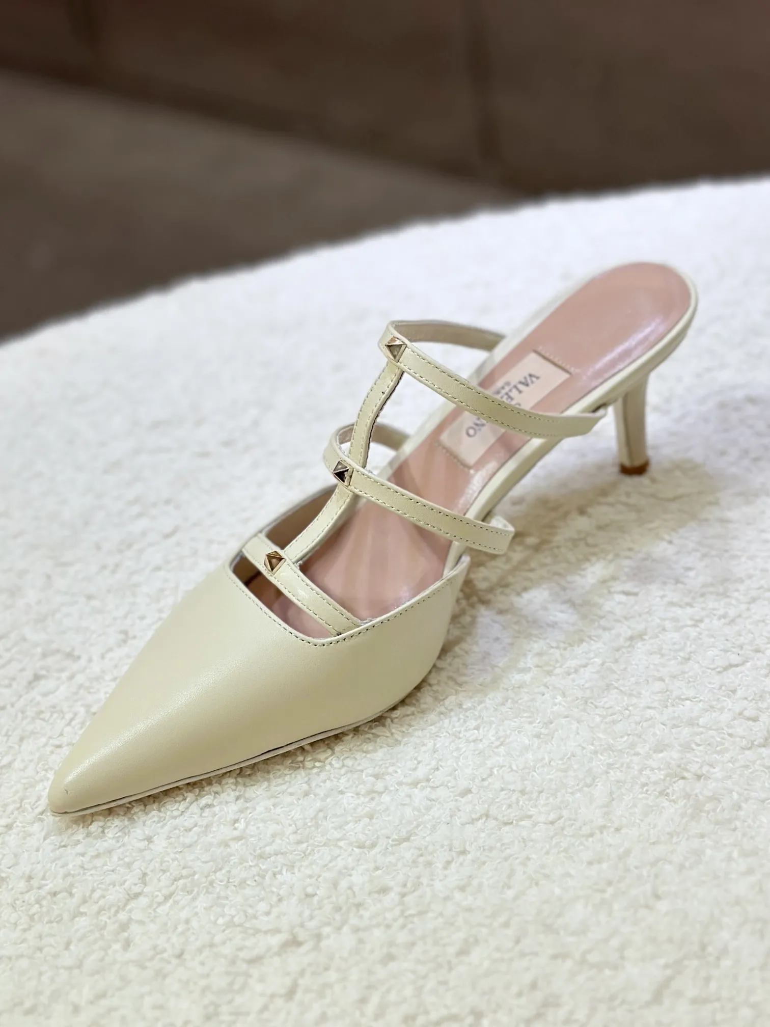 👟👟Ex-factory price 540👟👟 🛒 VALENTINO 2024 latest ROCKSTUD rivet decorated three-strap back hollow sandals🔥🔥🔥 🕳️🕳️🕳️ ●━━━━━━─────────✔Exclusive original 1-1 development, no product without original version (made entirely of genuine leather🉑️Shop around) 〰 ɪɴѓᴏʀᴍᴀᴛɪᴏɴ 〰 Buckle: Pyramid rivet 0.5X0.5 hardware Material: calfskin + pyramid rivets Lining: full-grain sheepskin Outsole: Italian through-dyed cowhide Midsole: Italian original craft material Process: computer stitching, machine shaping Heel height: 6.0cm Color: black, off-white, apricot powder Ready stock code: 35 36 37 38 39 Ready stock Customized code: 34 40 41 No return or exchange
